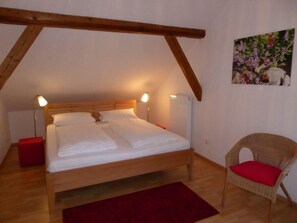 Ferienwohnung Galerie (93qm) für max. 5 Personen mit Balkon-Schlafzimmer 2