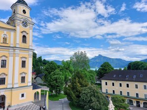 Blick aus dem Wohnzimmerfenster auf die Basilika