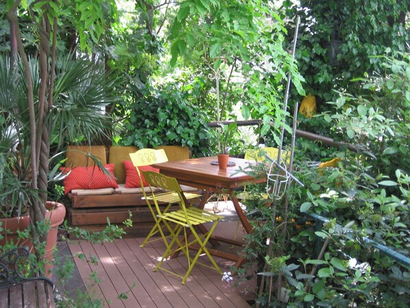 partie de terrasse extérieure pour repas
