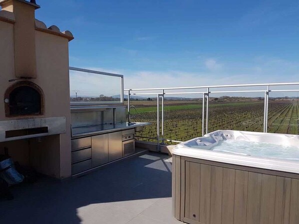 Outdoor spa tub