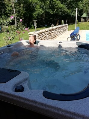Outdoor spa tub