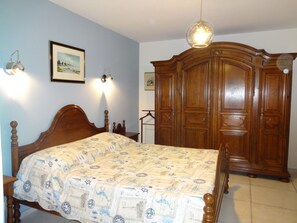 rez de chaussé grande chambre avec lit de 160.