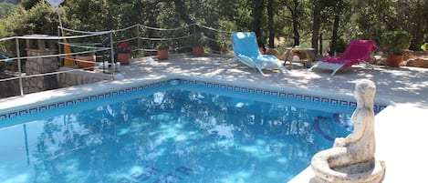 La piscine et sa terrasse
