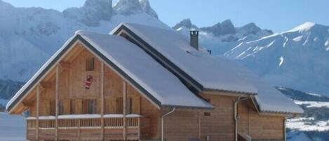 Le Chalet Zénaïde et Aiguilles d'Arves, à 5 m des pistes de ski et des commerces