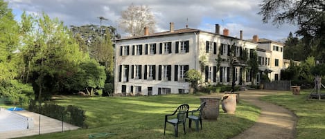 Maison et partie de jardin