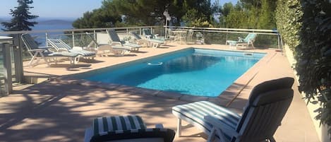La piscine est chauffée et donc accessible de début avril à fin octobre. 
