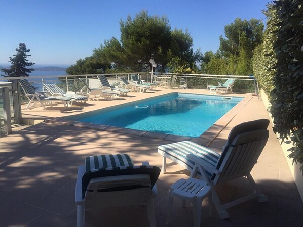 La piscine est chauffée et donc accessible de début avril à fin octobre. 