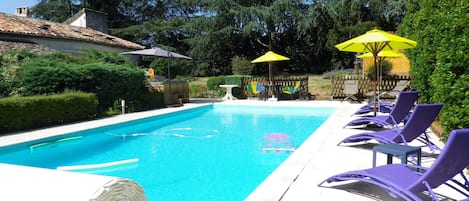 Grande piscine chauffée à larouquettebeauville: que de plaisirs partagés!