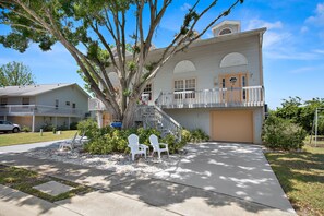 Location is everything and this unit is perfectly situated near beaches and Old Palm Harbor.