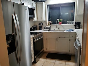 New updated kitchen and appliances, quartz counters