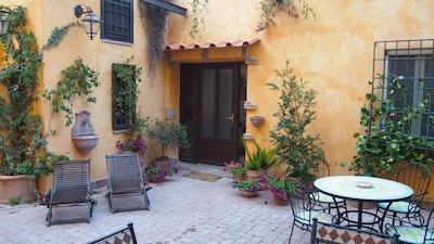 Near Vatican City, sleeps up to 5, private parking, courtyard, solarium, wifi