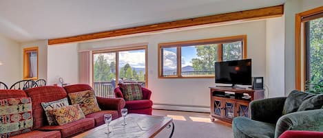 Sauterne Sanctuary 3BR 3BA - a SkyRun Summit Property - Spacious Great Room. - Featuring large windows with gorgeous views, new HD TV and console. 