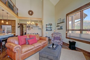 Great room with plenty of seating - Beautifully appointed living area that provides plenty of seating for everyone. 