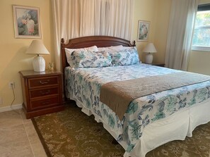 Master Bedroom (king bed)