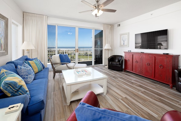 Saint Simons Grand 305 - Views of the Atlantic from the Living Space