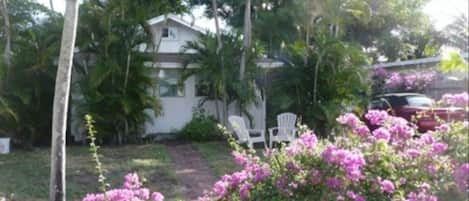 CHARMING COTTAGE WALK/BIKE TO BEACH/RESTAURANTS/SHOPS