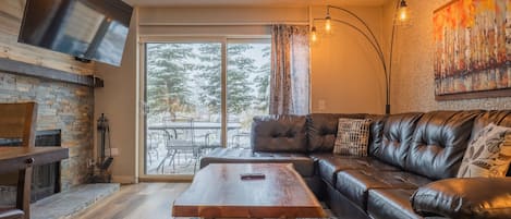 Amazing mountain condo with plenty of room for 10 guests located right on the edge of Town.