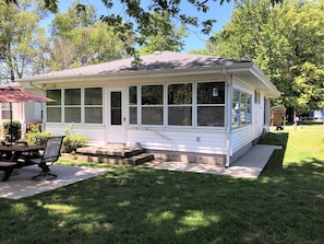 Large 3 season room on back of cottage!