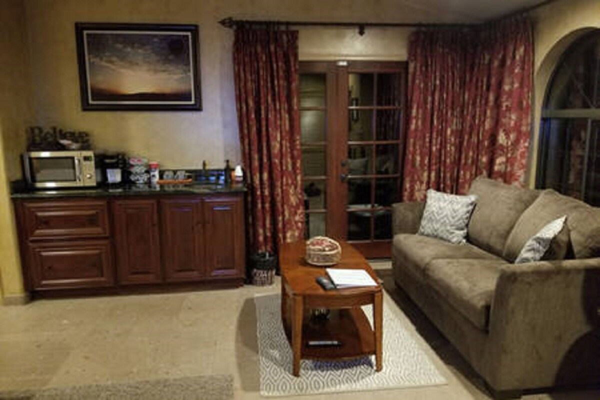 Cozy private entrance to stunning guest house