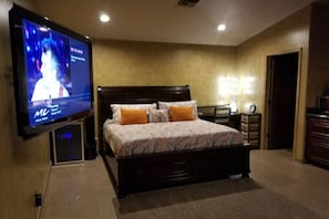 Come relax in this California kind bed with a Tempur-pedic mattress