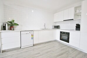 Kitchen with Oven, Dishwasher, Microwave and Hotplate