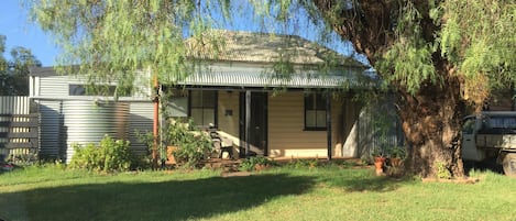 Front view of cottage & garden 