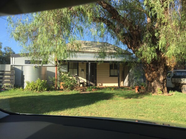 Front view of cottage & garden 