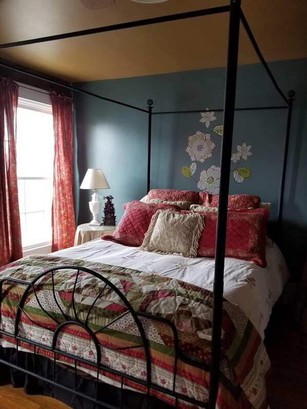 Comfortable Queen bed with soft linens, plenty of pillows and down comforter.
