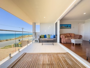 Balcony View, comfortable day beds x 2, beautiful beachfront OCEAN VIEWS!