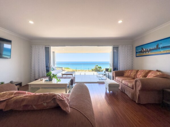 Lounge room, smart TV, streaming, ocean views, bifold doors, inside/outside live