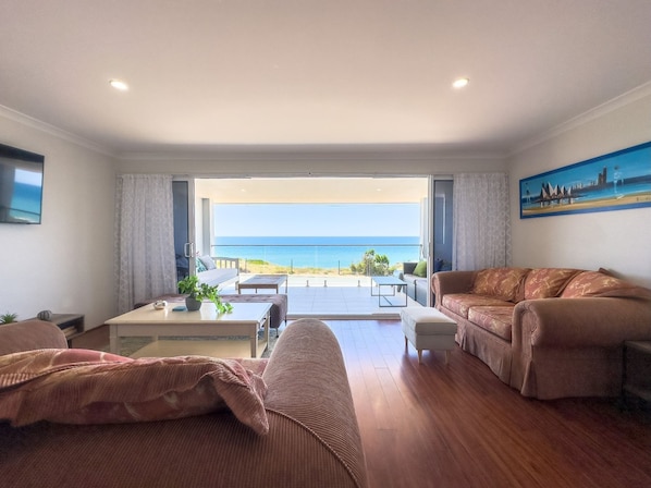 Lounge room, smart TV, streaming, ocean views, bifold doors, inside/outside live