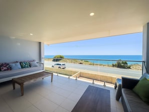 Balcony View, comfortable day beds x 2, beautiful beachfront OCEAN VIEWS!