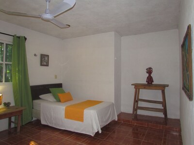 Casa con piscina, zona de relax, para familias, gay friendly y mascotas