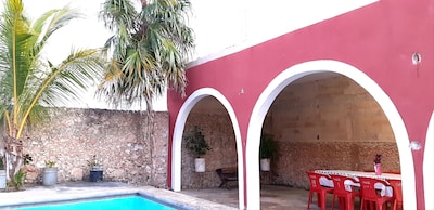 Casa con piscina, zona de relax, para familias, gay friendly y mascotas