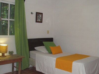 Casa con piscina, zona de relax, para familias, gay friendly y mascotas