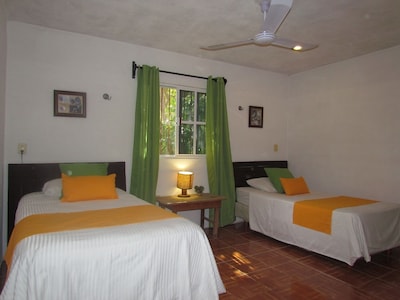 Casa con piscina, zona de relax, para familias, gay friendly y mascotas