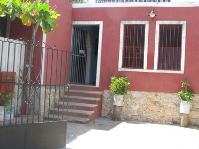 Casa con piscina, zona de relax, para familias, gay friendly y mascotas