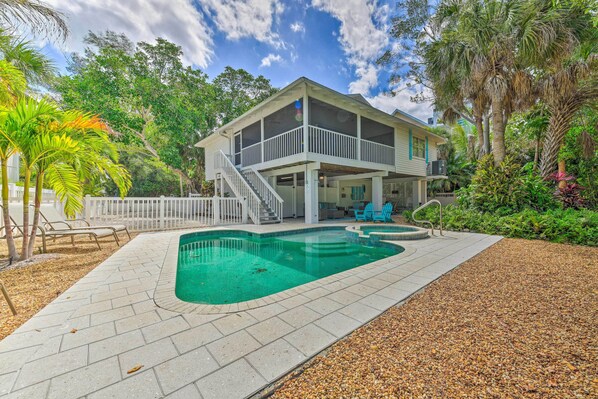 Anna Maria Vacation Rental Cottage | 2BR | 2BA | 1,285 Sq Ft | Stairs Required