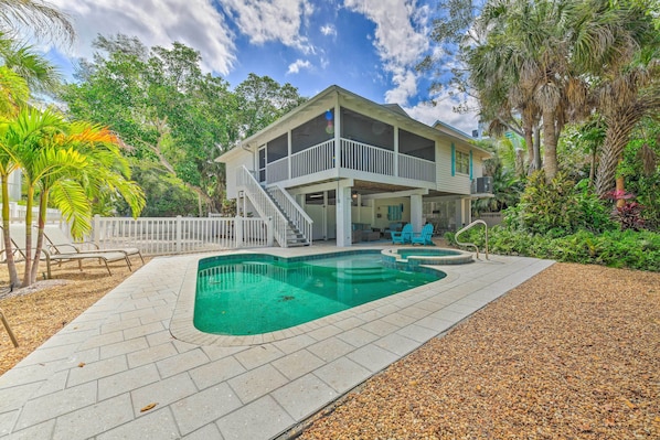 Anna Maria Vacation Rental Cottage | 2BR | 2BA | 1,285 Sq Ft | Stairs Required