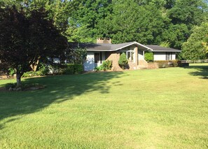 Front of house coming in drive