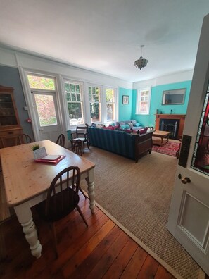 Living dinning room with access to garden
and sofabed