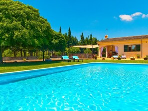 Pool, Terrasse und Garten