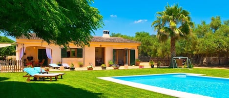 Zona de piscina ,terraza y jardín.