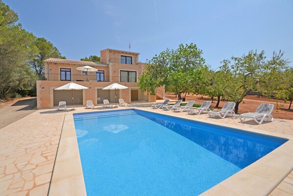 Romani 10 - Geräumiges Landhaus mit Pool in Campos