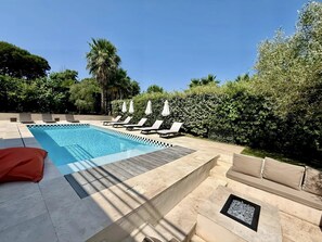 Piscine et espace détente.
