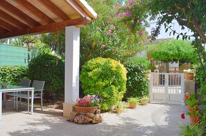 Foto einer Terrasse mit einem Garten in der Natur 