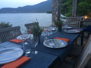 Dining in the front terrace 