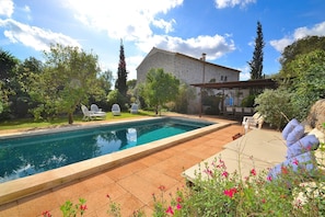 The villa for 8 people has a large pool