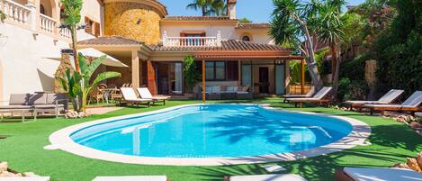 Piscina privada con terraza