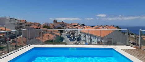 Holiday apartment with 2 bedrooms and two bathrooms, equipped kitchen, wi-fi and cable channels. Has access to a shared swimming pool and a parking space for 1 car. 
This apartament is located in Sítio da Nazaré where you can access the beach through the famous lift.
